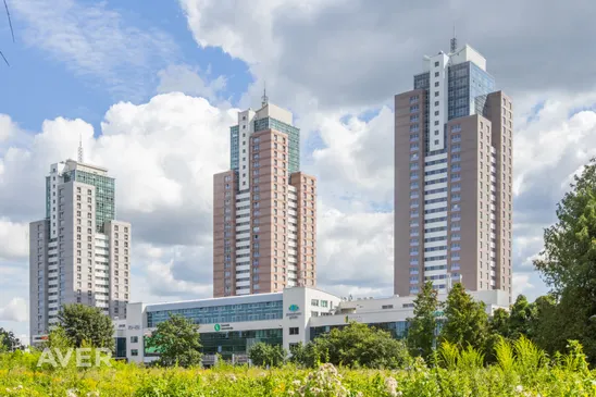Dzīvoklis ar panorāmas logiem un skaistu saulrietu.