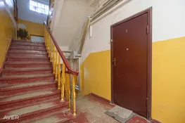 Plašs divistabu dzīvoklis ar augstiem griestiem