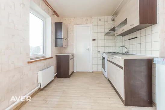Divstāvu privātmāja ar plašu, iekoptu zemes gabalu