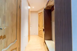 Pārdošanā silts 2 istabu dzīvoklis ar plašu palīgtelpu mājas pirmajā stāvā