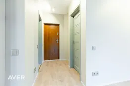 Pārdošanā tikko uzcelta dvīņu mājas sekcija ar 1200 m² zemes gabalu.