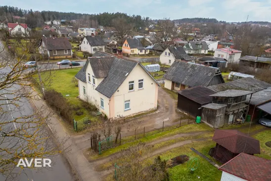 Pārdošanā īpašums ar privātmāju, dzīvokli un 1100 m² zemes gabalu Smiltenē.