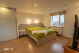 Pārdod plašu īpašumu ar privātmāju un viesunamu.