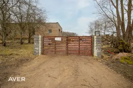 Jaunbūve blakus smiltsērkšķu plantācijai