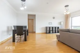Dzīvoklis ar panorāmas logiem un skaistu saulrietu.