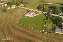 Plaša lauku stila māja ar terasi apkārt visai ēkai