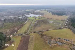 Plaša māja ainaviskā un klusā vietā