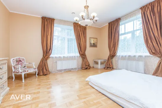 Plaša privātmāja pie meža