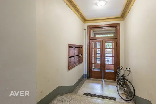 3 istabu dzīvoklis ar balkonu uz iekšpagalmu