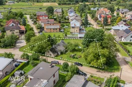 Zemesgabals dzīvojamo māju rajonā.