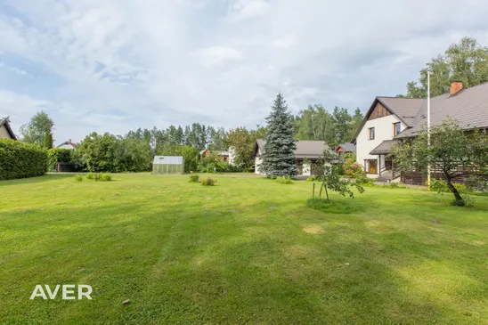 Privātmāja ar ļoti plašu, meža ieskautu zemes gabalu.