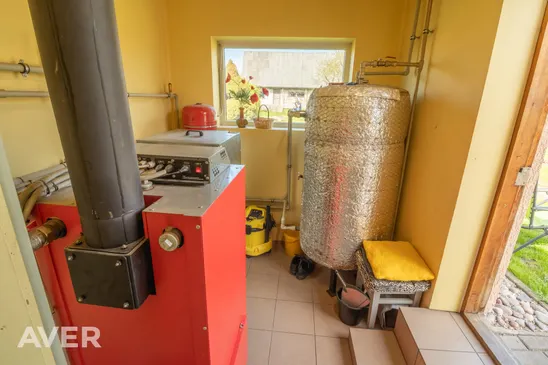 Privātmāja ar saimniecības ēku, pirti, 2 garāžām un šķūni