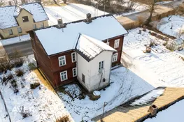 Pārdošanā namīpašums ar 8 dzīvokļiem un 3600 m² zemes gabalu Rūjienā.