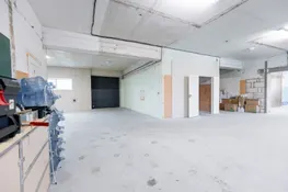 Pārdošanā divstāvu komercēka, angārs un 6300 m² zemes gabals Aizkrauklē