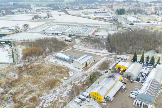 Pārdošanā divstāvu komercēka, angārs un 6300 m² zemes gabals Aizkrauklē